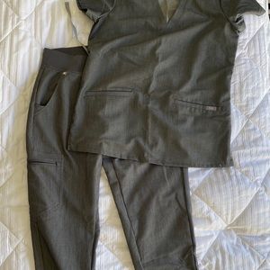 FIGS xs graphite jogger & two pocket scrub top set